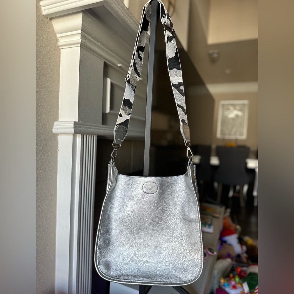 Chic Silver Shoulder Bag With Patterned Strap - image 1
